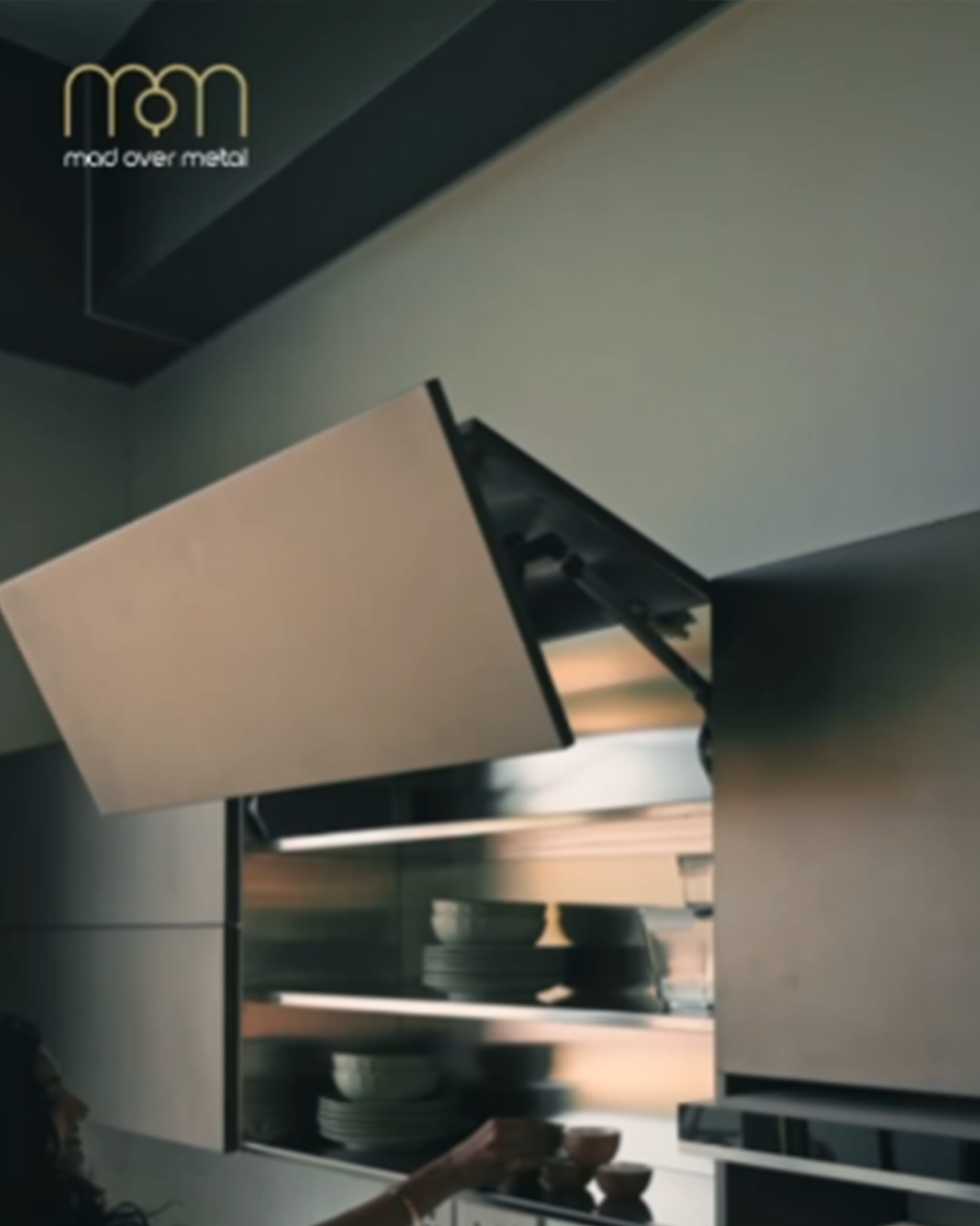 Bifold opening mechanism